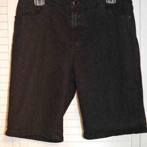 DG2 by Diane Gilman Black Bermuda shorts, size 10.